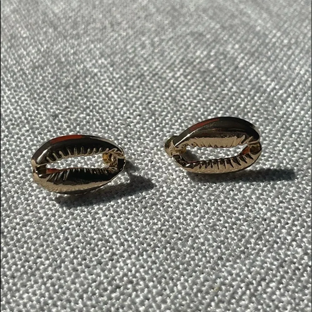 🌊 GOLD TONE COWRIE SHELL STUD EARRINGS 🌊 - Picture 4 of 6